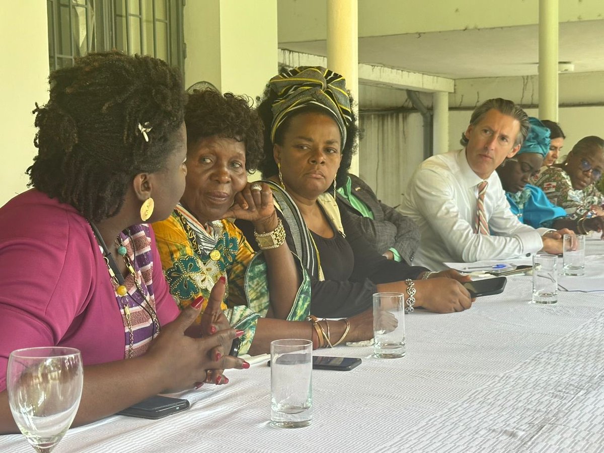 5.12.2024 un déjeuner d’échanges en marge de la campagne des #16joursdactivisme a eu lieu entre l'<a href="/SweAmbDRC/">Ambassadeur de Suède en RDC Joakim Vaverka</a> et un échantillon de femmes sous le lead de <a href="/RienSlesFemmes/">Rien sans les Femmes</a> autour de la participation #Femmes dans :
#politique
#paix_sécurité ainsi que sur #DSSR &amp; la lutte contre #VBG