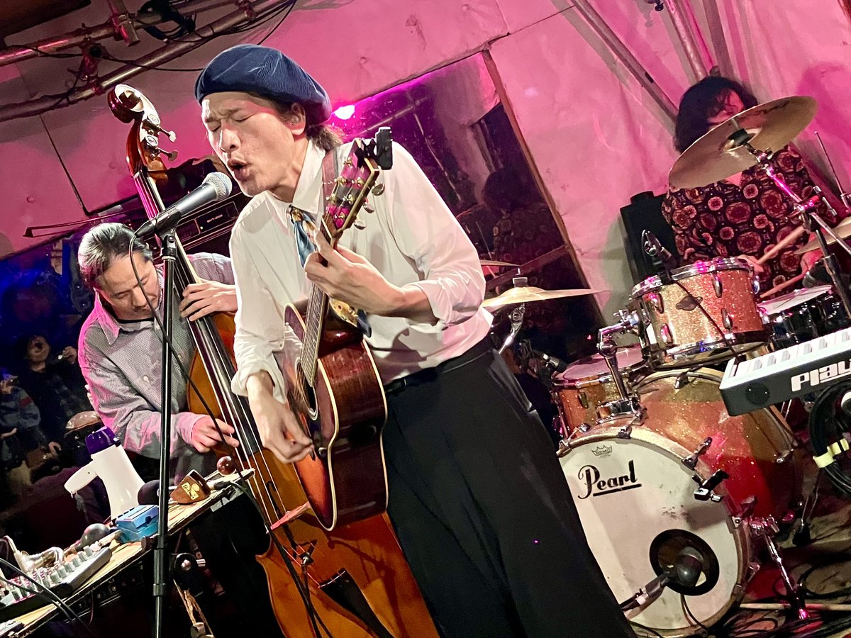 昨日のライブ振り返り
ヨダカノホシ@ HOKAGE
アコーディオンにウッドベースにバケツドラム鳴物たくさん😆他にも小道具多くて編成も音も面白すぎ😆渋いブルース声と哀愁漂う曲調で歌詞が「朝マック食べたい」なの最高😂こういう出会いがあるからライブハウス通いはやめられない🤣