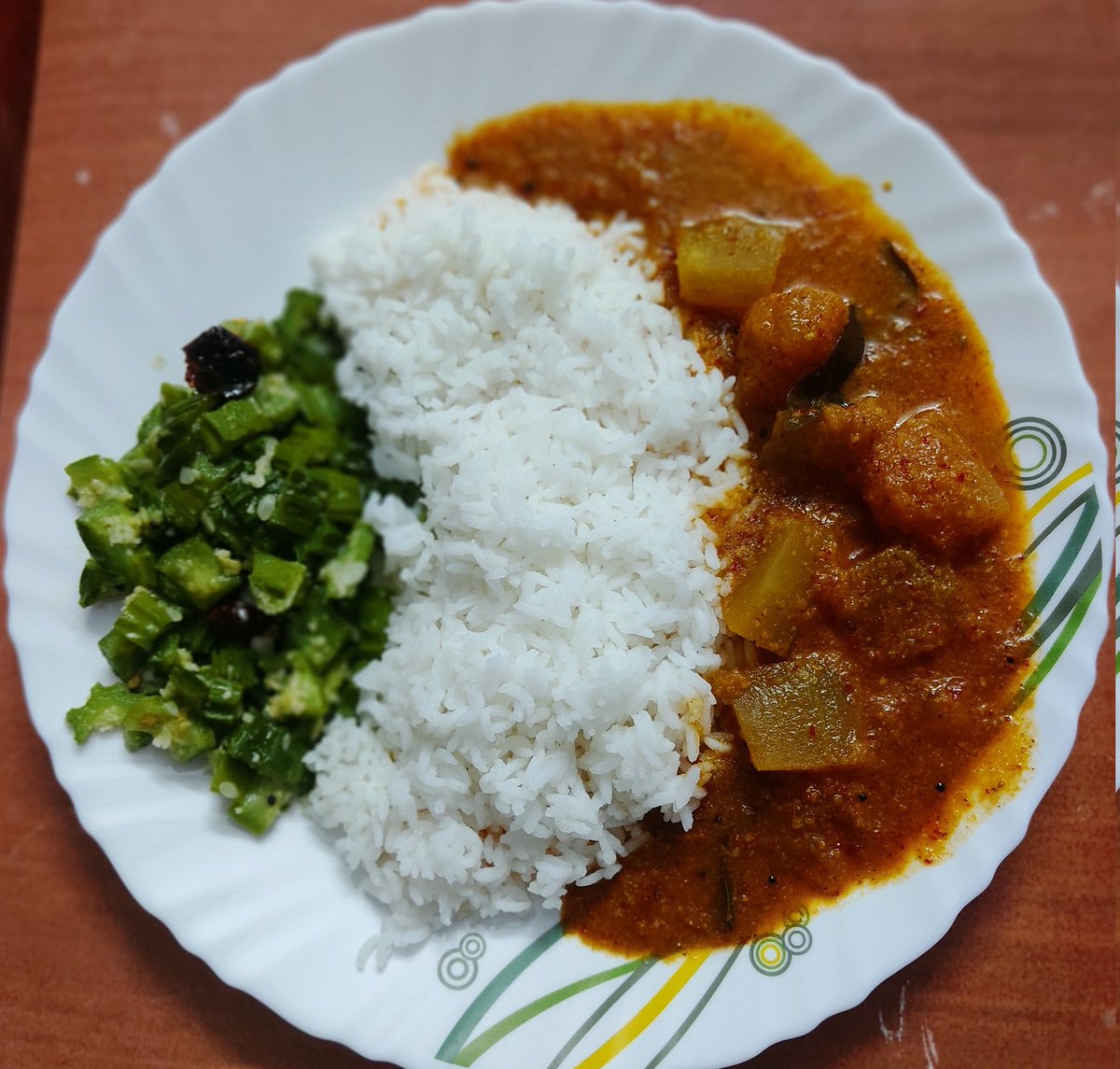 kamathrok's tweet image. Today's lunch in Konkani

Puli koddel, sheetha, aani gosale upkari

Ash gourd curry a GSB cuisine, rice and ridge gourd dry curry

#SimpleIsAmple
#SimpleSunday