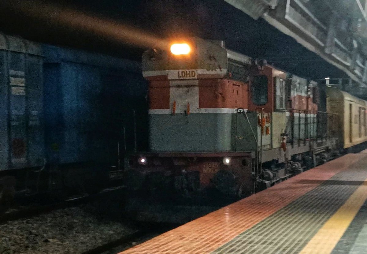 Alco with Bharat Gaurav ! 
In Frame LDH WDG-3A 13525 hauling 00473 Bikaner - Kudal Nagar Bharat Gaurav Tourist special train
08 December 2024
👇Video Link :-
youtu.be/rHalCfAACbI?si…
. 
#irailways #IndianRailways #India #alco #bharatgaurav