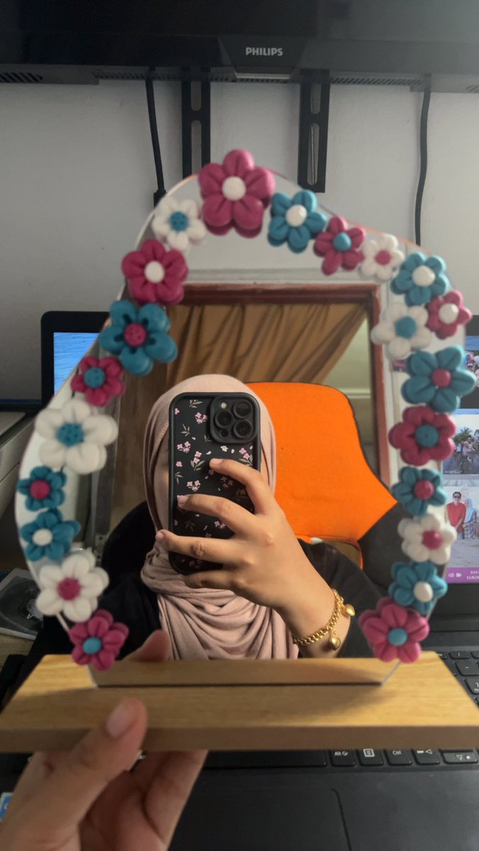 Hi everyone!! We still has three available clay mirror🙈 Can dm me if u want any of these!! Pickup on 28th Dec at Pasar Kpop Vol1 Day 2😚 Also if u want to request any design can also dm me here!! 

Help rt everyone.
Tq in advanced💓

#PasarKpopVol1 #PasarKpopinKL