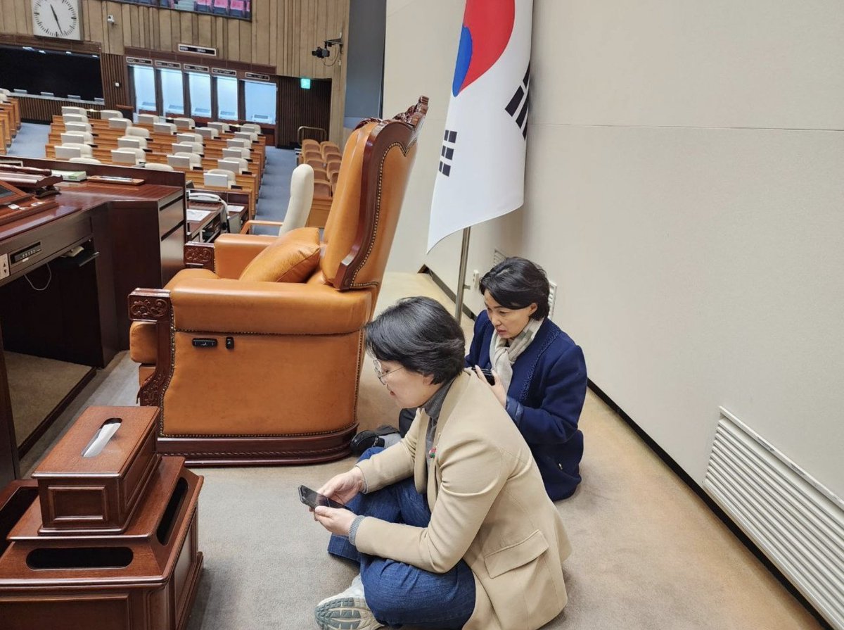 jaem_0818's tweet photo. 민주당에도 장애인 국회의원이 있는데 불구하고 조명이 안 되면서 국힘은 조금만 해도 더 부각 되는 현실이 그저 웃김ㅋ

민주당도 시각장애인 비례 의원이 있구요
서미화 의원님은 시각장애 1급이라 다른사람 보다 대처하기 힘든 상황임에 불구하고 거침없이 국회 담을 넘어가 의장석을 지키셨습니다 https://t.co/XjW8qos58k