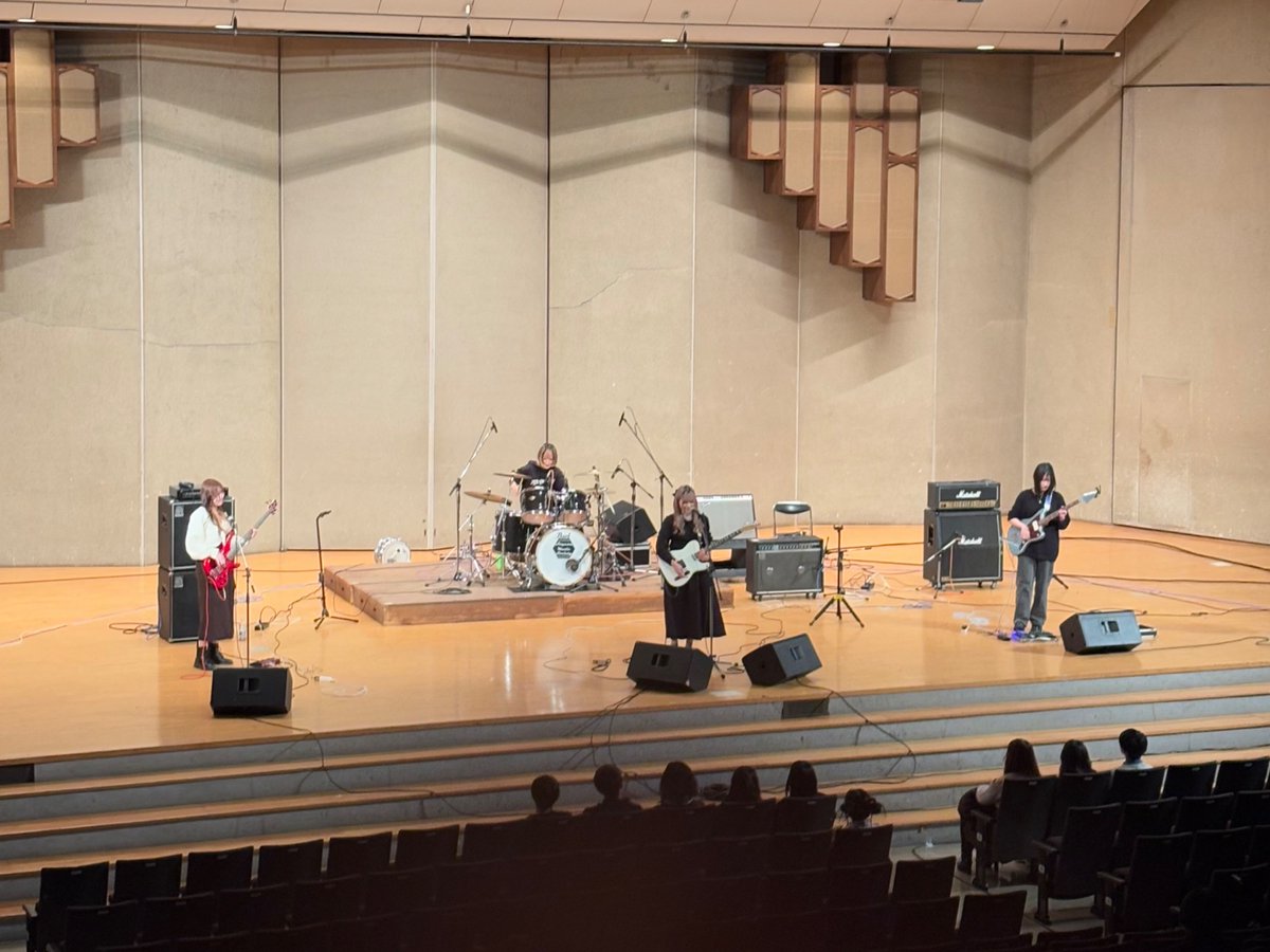 講堂ライブ、 <a href="/ACM_aogaku/">青山クリエイティブミュージック(ACM)</a> 演奏中です🎧