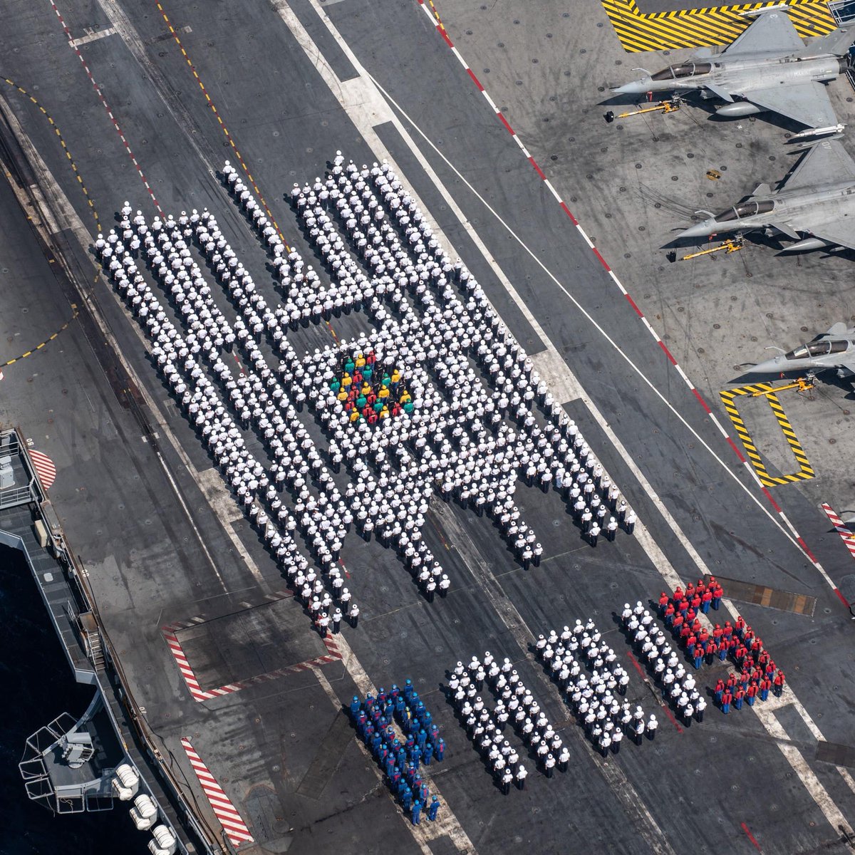 MarineNationale's tweet photo. #Hommage | Il y a 5 ans, durant la mission #Clemenceau19, le PA Charles de Gaulle rendait hommage à la cathédrale @notredameparis et témoignait de son soutien à sa ville marraine, @Paris. Aujourd’hui, les marins sont heureux de sa réouverture, après 5 ans de reconstruction. 🙏 https://t.co/99b3nkXXLQ