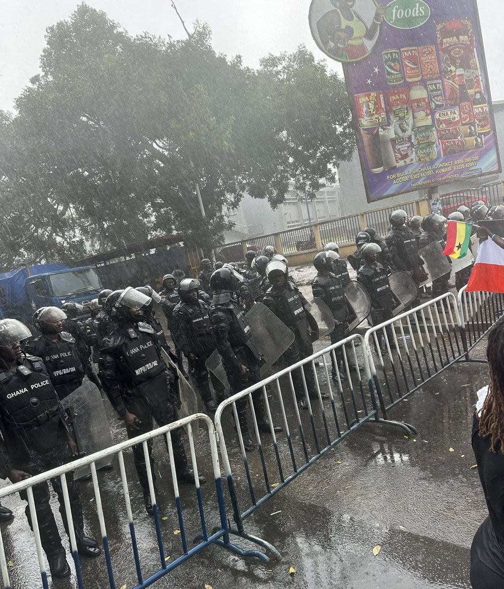 FrankDoe101's tweet photo. We begged them in the rain for a better Ghana and they called the police on us https://t.co/WvhuYxuqz1