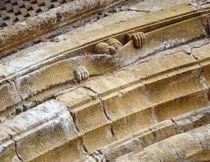 Srednjevekovni humor

“Medieval humor. - Abbey of Sainte Foy, Conques, France, c.1050” - Preuzeto sa facebook profila - A Little Mix of Everything