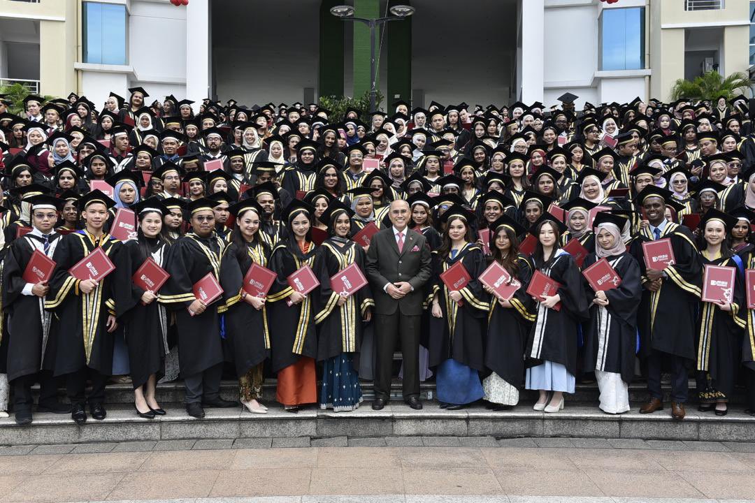 MohdShukriYajid's tweet photo. Awesome and joyful moments with the graduates of #MSUconvo34, Session 3. Very proud of your transformative journey. Be the best version of yourselves that reflect the indivuals who are balanced, holistic and well-rounded #MSUrians. @MSUmalaysia @MSUcollege https://t.co/BAaqs0z17y