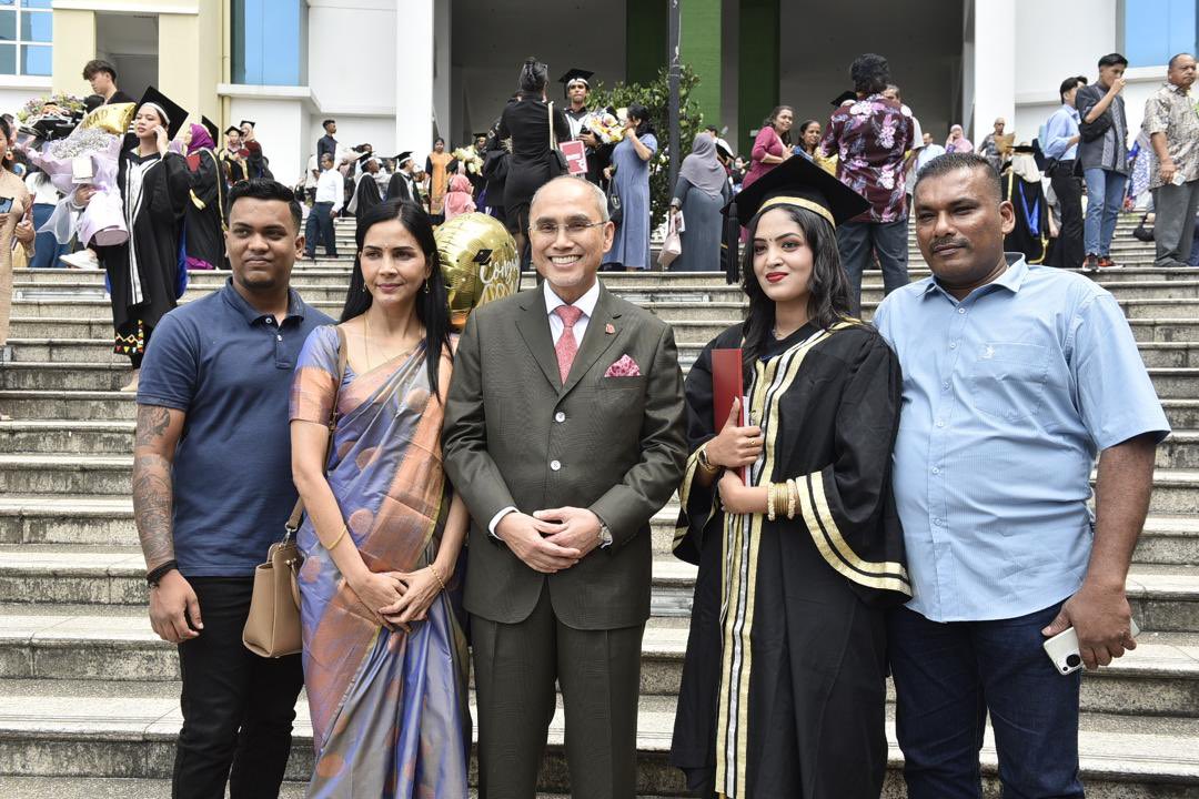 MohdShukriYajid's tweet photo. Awesome and joyful moments with the graduates of #MSUconvo34, Session 3. Very proud of your transformative journey. Be the best version of yourselves that reflect the indivuals who are balanced, holistic and well-rounded #MSUrians. @MSUmalaysia @MSUcollege https://t.co/BAaqs0z17y