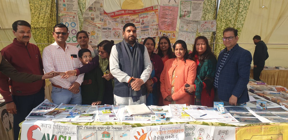 vimalvikasvimal's tweet photo. #एटा_पुस्तक_महोत्सव_2024 में @basicshiksha_up एवं @shikshansamvad के संयुक्त प्रयास के स्टॉल का माननीय @manvendraguruji एवं श्री अंशुमान जी IPS , श्री आशीष यादव MLC द्वारा बेसिक शिक्षा एवं  मिशन शिक्षण संवाद के कार्यों का अवलोकन। https://t.co/LhrrHYBRXs