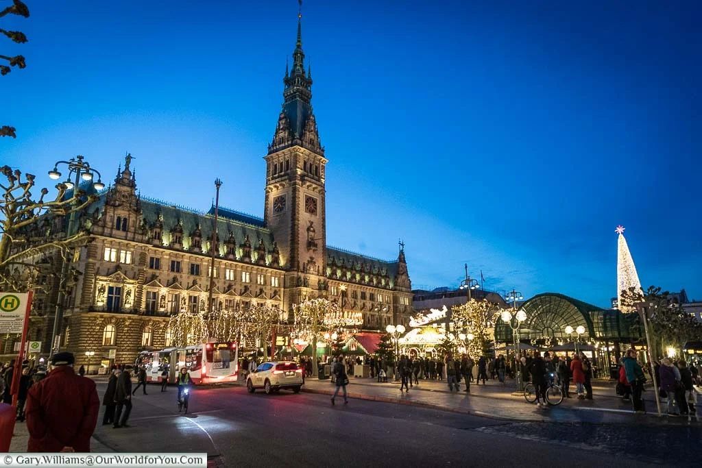 OurWorldforYou's tweet photo. Hamburg's great all year round, but boy does it weave its magic at Christmas? You're spoilt for choice with the different markets, so why not treat yourself to some memories this holiday season? #Travel @VisitGermanyUK @VisitHamburg #HamburgAhoi https://t.co/GWrRNWG0K6 https://t.co/5VWRLLKFZS