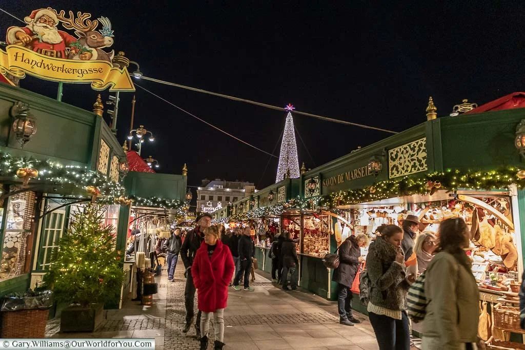 OurWorldforYou's tweet photo. Hamburg's great all year round, but boy does it weave its magic at Christmas? You're spoilt for choice with the different markets, so why not treat yourself to some memories this holiday season? #Travel @VisitGermanyUK @VisitHamburg #HamburgAhoi https://t.co/GWrRNWG0K6 https://t.co/5VWRLLKFZS