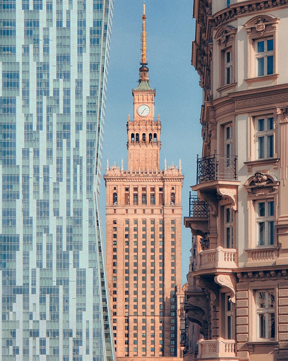 hashtagalek's tweet image. Jedna ulica, trzy różne epoki, trzy budynki mające łącznie ponad 200 lat 😯 Taki widok ostatnio przykuł mój wzrok i sfotografowałem go do projektu o kontrastach Warszawy 📸

Od lewej: apartamentowiec Złota 44 (2017 r), PKiN (1955 r), zabytkowa kamienica Wolfa Krongolda (1899 r)