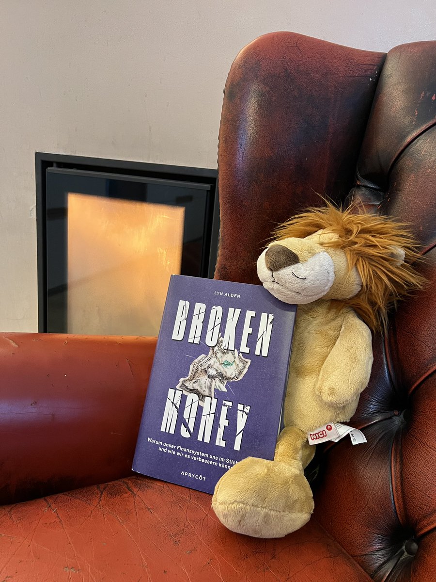 derPeter21's tweet photo. Endlich ist das heiß ersehnte Buch da:

BROKEN MONEY
von @LynAldenContact 

Danke @fabthefoxx &amp; @aprycotmedia für die deutsche Übersetzung.

Draußen schneits - perfektes Wetter für ein Lesewochenende ❄️ ❄️ ❄️ https://t.co/KrNY1OYjHY