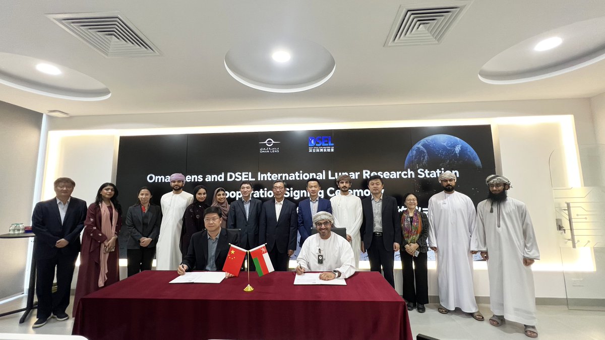 تفخر عدسة عُمان بالإعلان عن توقيع شراكة استراتيجية مع مختبر استكشاف الفضاء الصيني (DSEL)، يمثلها الفاضل علي بن ناصر الوهيبي والدكتور ZHANG Chaojie. تهدف هذه الاتفاقية إلى التعاون في تطوير محطة أبحاث القمر الدولية (ILRS)، لتحقيق رؤية مشتركة لاستكشاف الفضاء بشكل مستدام.

ستكون