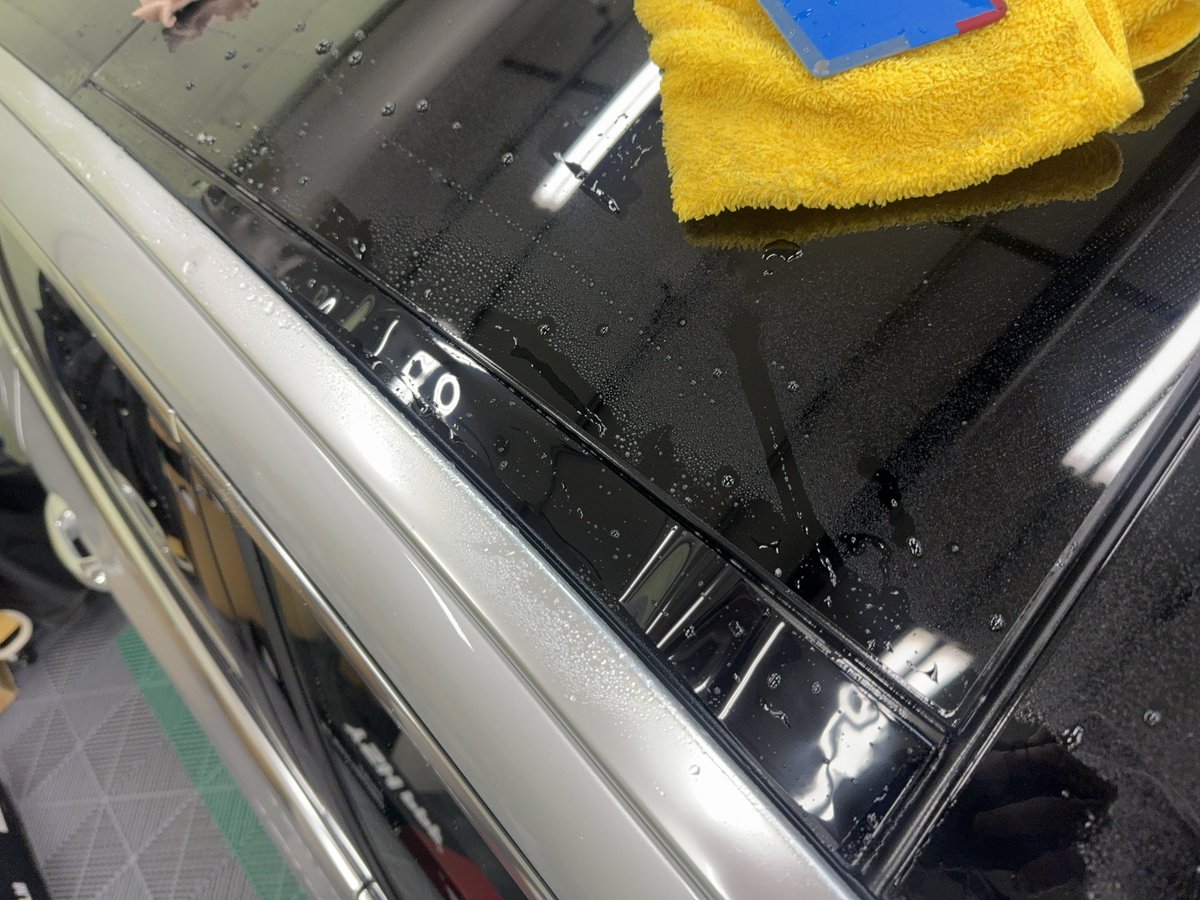 rpmizz's tweet photo. メルセでベンツのルーフパネルをプロテクションフィルムさせていただきました‼️
交換になるとめちゃ高額なので、対策必須です😰
今回はブラックプロテクションを選択して紫外線カットを最大限に👍
#メルセデスベンツ #パノラミックスライディングルーフ #w205 #w222 #x156 #x253 #ルーフパネル剥がれ https://t.co/UpuImJYmEQ