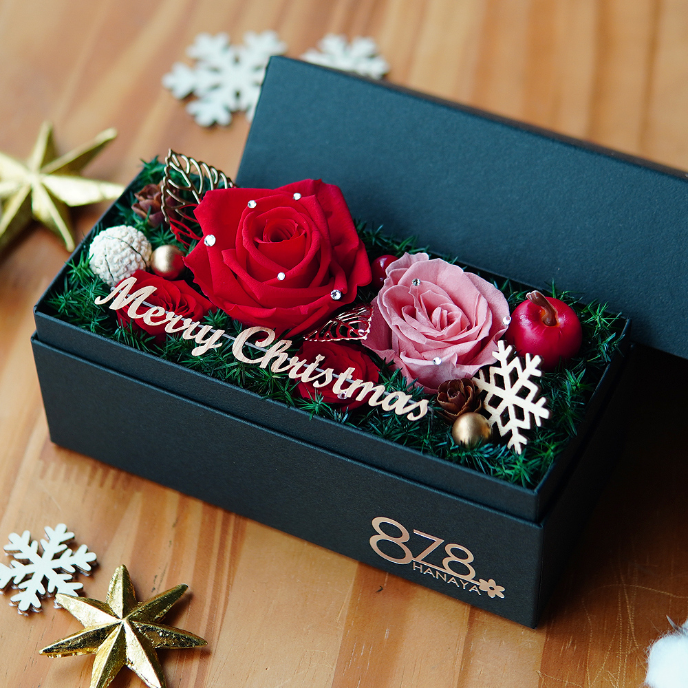 8Hanaya's tweet photo. クリスマスプレゼントの王道！
フラワーボックスのクリスマスバージョンです♬
お花の上の文字は【Merry Christmas】
シンプルに愛を伝えてあげて下さい。

https://t.co/OKWHDkZSaO

#愛の告��
#恋人たちのクリスマス
#クリスマスプレゼント
#フラワーギフト
#MerryChristmas https://t.co/8yAH6jZkVC