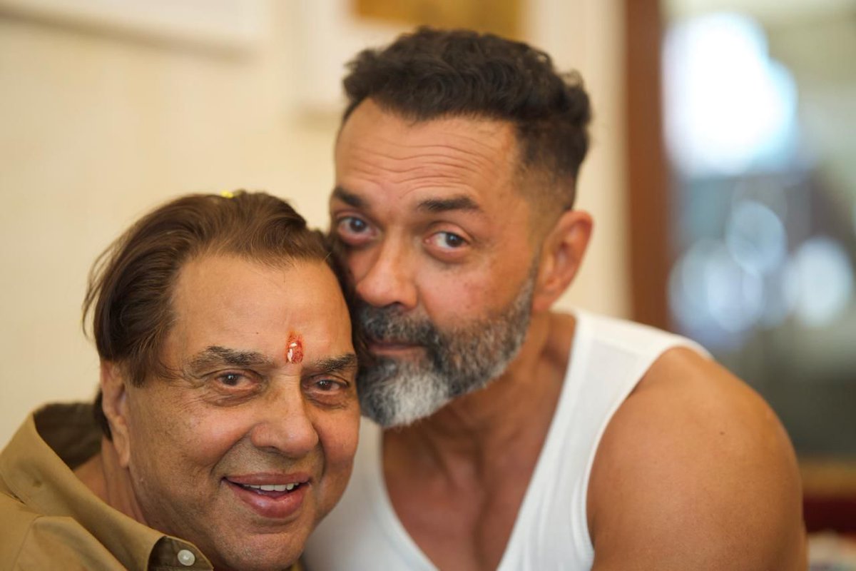 filmfare's tweet photo. #BobbyDeol shares adorable photos with father #Dharmendra on his birthday!🎂❤️

#Celebs https://t.co/EVtOKiomF7