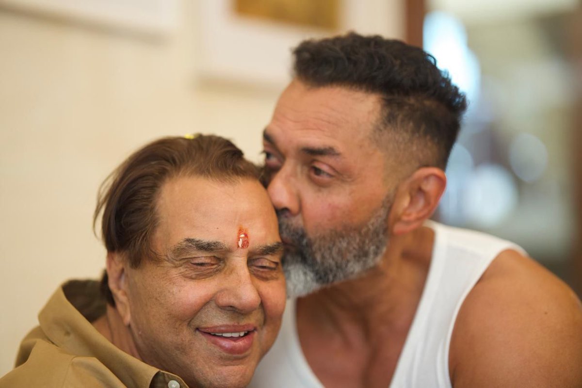 filmfare's tweet photo. #BobbyDeol shares adorable photos with father #Dharmendra on his birthday!🎂❤️

#Celebs https://t.co/EVtOKiomF7