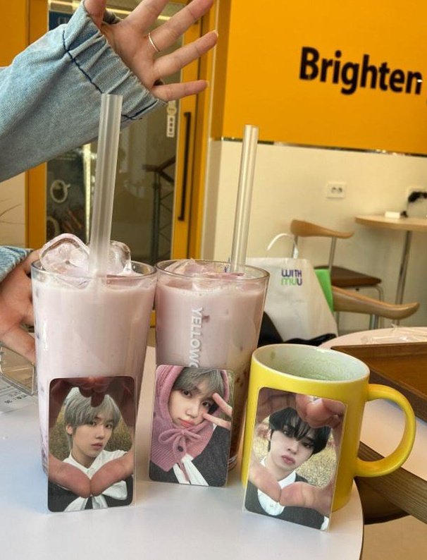 bb0ng81's tweet photo. d=(^o^)=b 
@woong_ki_boy @Han_Mireu https://t.co/wfOQDAMuNk