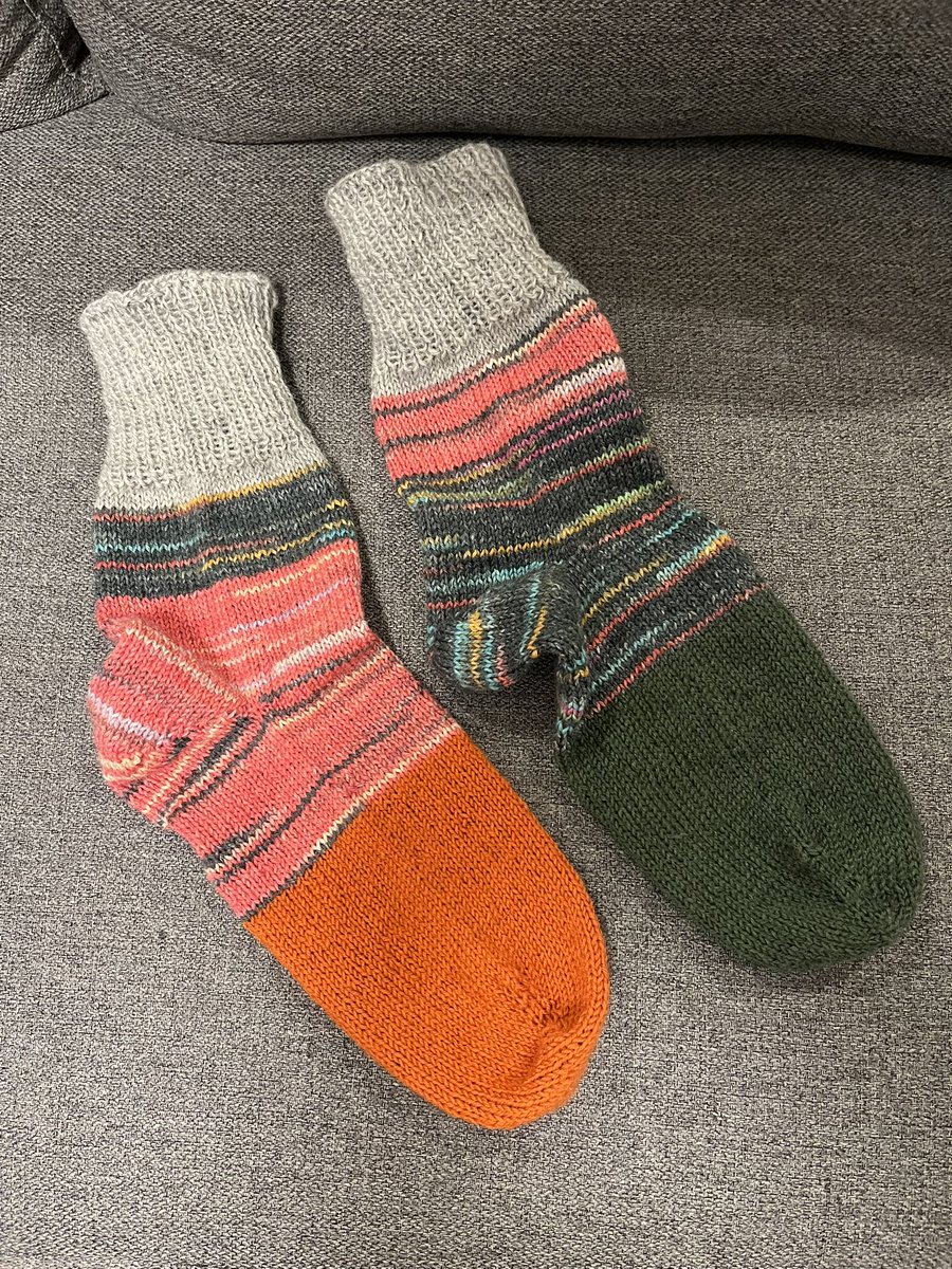 I_Q_K's tweet photo. くつ下できました！

在庫の小玉糸使用
反省点山盛りw

反省を忘れないうちに次編むわ😄 https://t.co/7CdGcO2k7k