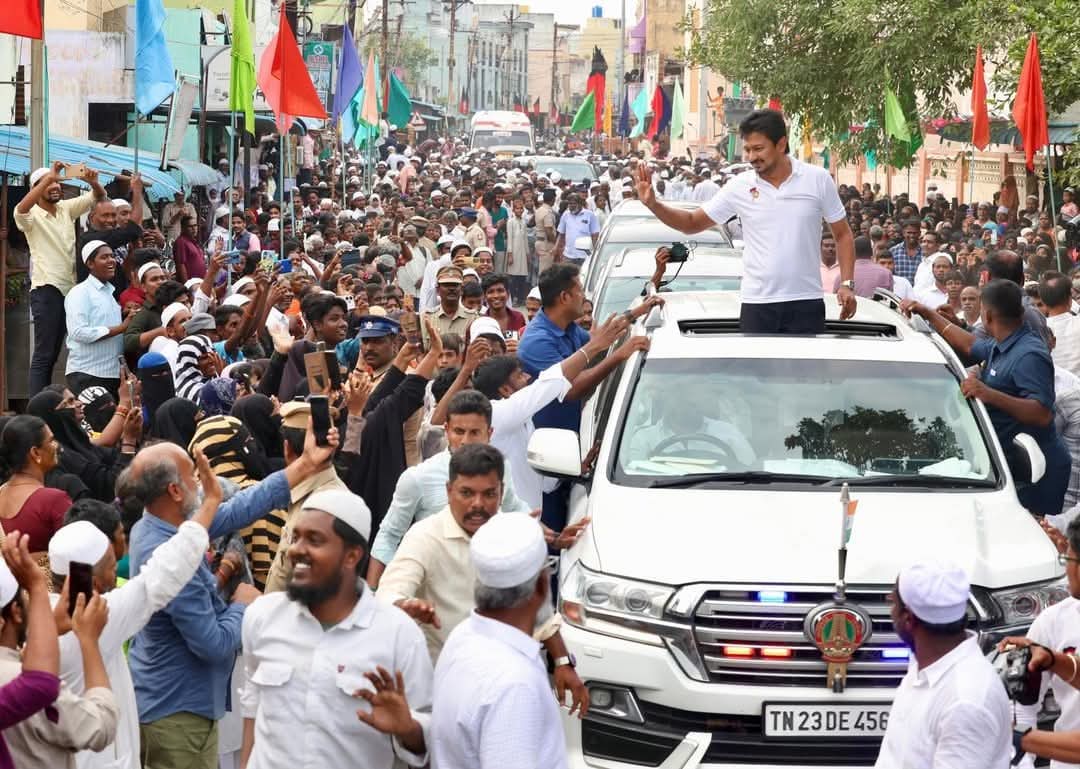 திருமாவுக்கு திமுக உறவை விட

அணிலும்,ஆதவ் அர்ஜுனாவும் 

பெரிதென்றால் போகட்டுமே..

திருமா இல்லாவிட்டால் வெல்ல முடியாதா என்ன?

வெல்ல முடியாவிட்டால் மயிரே போச்சு..

திமுக காரன் ஆளும் கட்சியாக கூனிக்குறுகி இருப்பதை விட எதிர்க்கட்சியாக கம்பீரமாக வாழ்ந்து விட்டு போகிறான்..