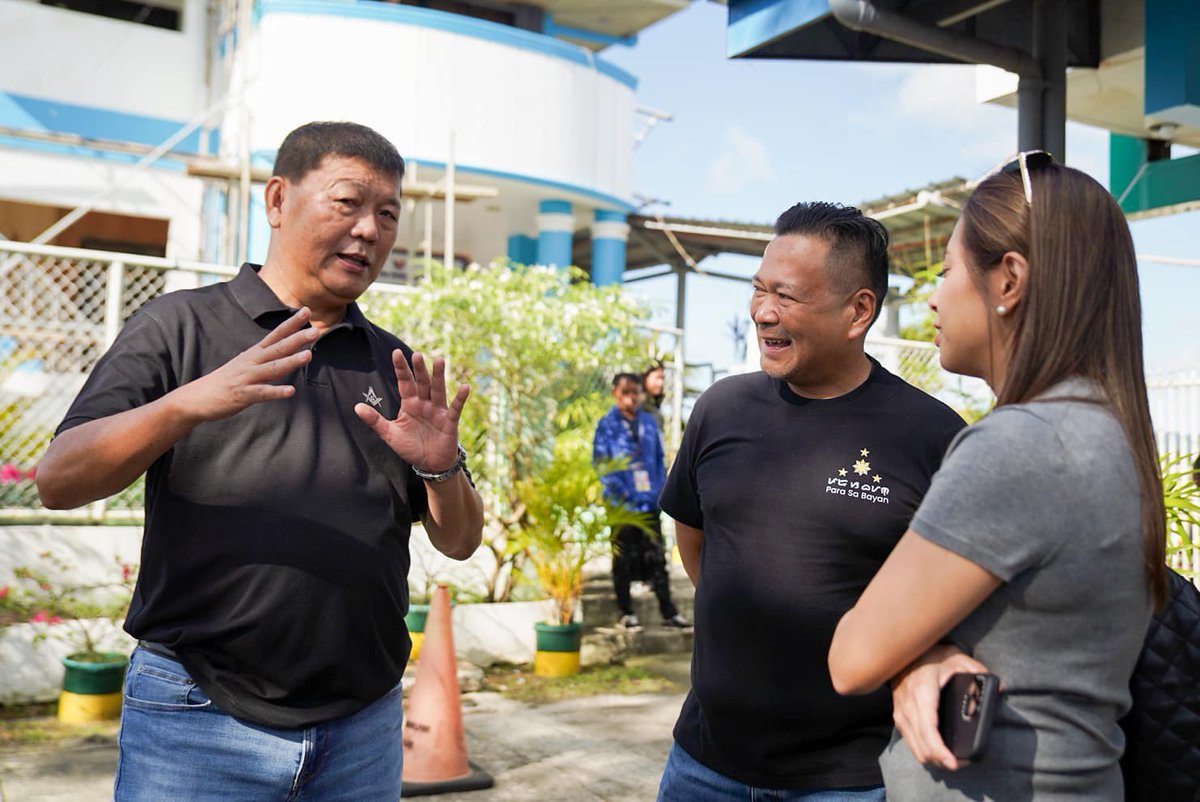 Gov_Boboy's tweet photo. Maraming salamat din po kay Senator @jvejercito sa personal na pagbisita sa Catanduanes at pag-kamusta sa kalagayan ng mga nasalanta ng #PepitoPH. Dala rin niya ang karagdagang ayuda para sa mga Catandunganon. Diyos Mabalos po, Sen. JV! https://t.co/gZOnboBnXb
