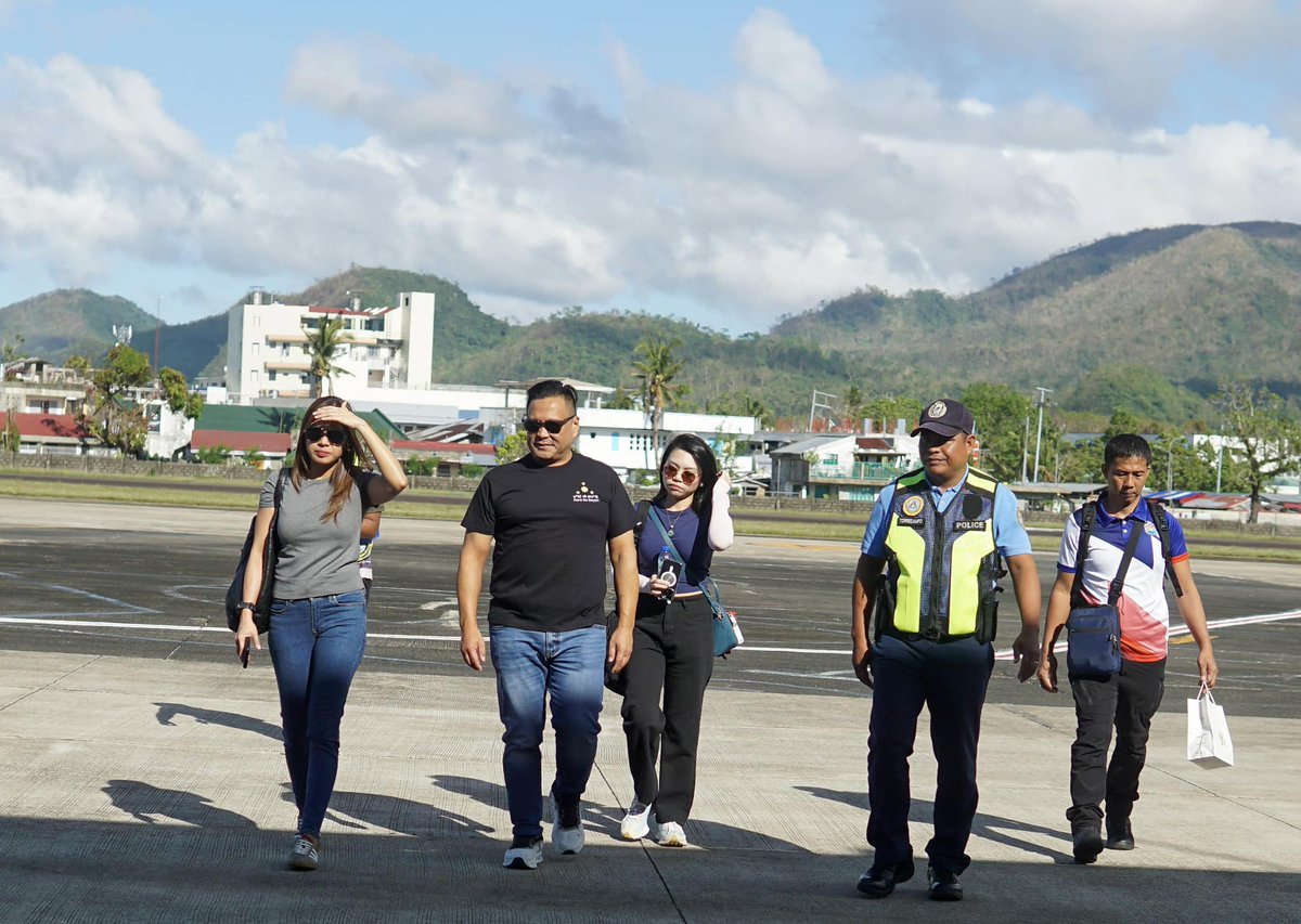 Gov_Boboy's tweet photo. Maraming salamat din po kay Senator @jvejercito sa personal na pagbisita sa Catanduanes at pag-kamusta sa kalagayan ng mga nasalanta ng #PepitoPH. Dala rin niya ang karagdagang ayuda para sa mga Catandunganon. Diyos Mabalos po, Sen. JV! https://t.co/gZOnboBnXb