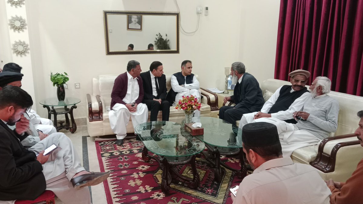 BilalAKayani's tweet photo. جہلم کی تعمیر و ترقی کے منصوبوں پر پیش رفت کے ساتھ اہل علاقہ کے غم اور خوشی میں شرکت میری حلقے میں مصروفیات کا اہم حصہ ہے۔ ساتھییوں کے اہل خانہ کو وفات پر تعزیت اور فاتحہ خوانی کی۔ سابق رکن پنجاب اسمبلی چوہدری سعید اقبال بوکن صاحب سے ملاقات ہوئی۔ حلقے میں تعمیر وترقی کے منصوبوں کے علاوہ سیاسی صورتحال پر تبادلہ خیال ہوا۔ حلقہ کے دیگر بزرگوں، ساتھیوں اور نوجوانوں سے بھی ملاقات ہوئی۔