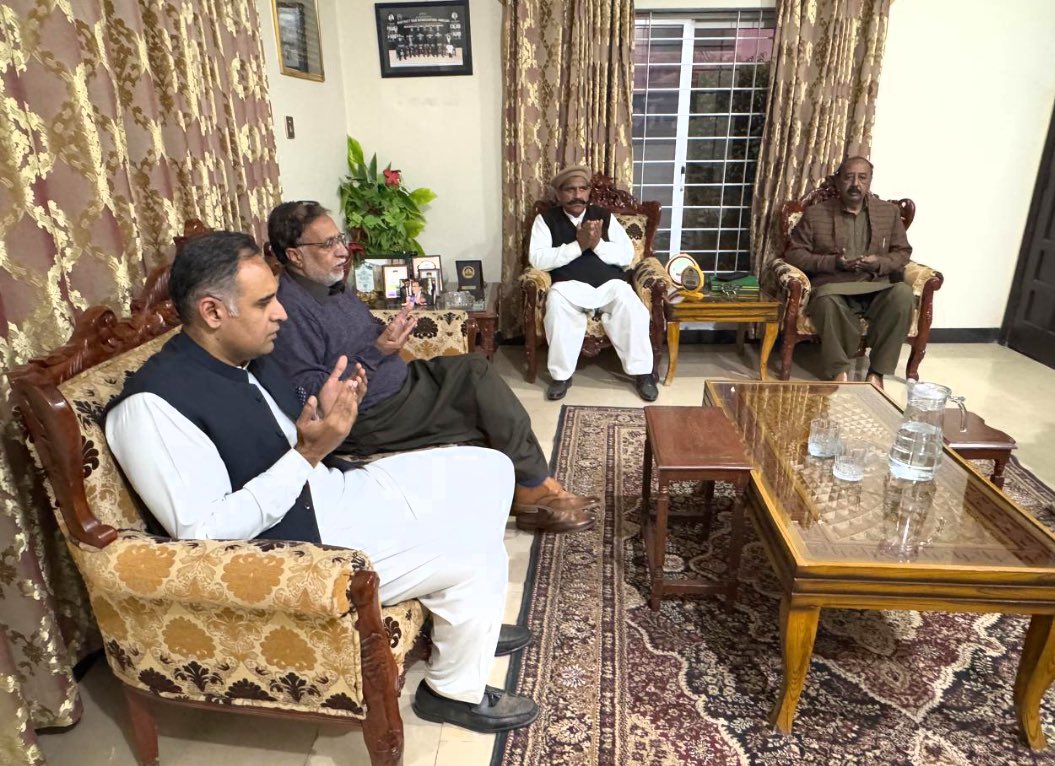 BilalAKayani's tweet photo. جہلم کی تعمیر و ترقی کے منصوبوں پر پیش رفت کے ساتھ اہل علاقہ کے غم اور خوشی میں شرکت میری حلقے میں مصروفیات کا اہم حصہ ہے۔ ساتھییوں کے اہل خانہ کو وفات پر تعزیت اور فاتحہ خوانی کی۔ سابق رکن پنجاب اسمبلی چوہدری سعید اقبال بوکن صاحب سے ملاقات ہوئی۔ حلقے میں تعمیر وترقی کے منصوبوں کے علاوہ سیاسی صورتحال پر تبادلہ خیال ہوا۔ حلقہ کے دیگر بزرگوں، ساتھیوں اور نوجوانوں سے بھی ملاقات ہوئی۔