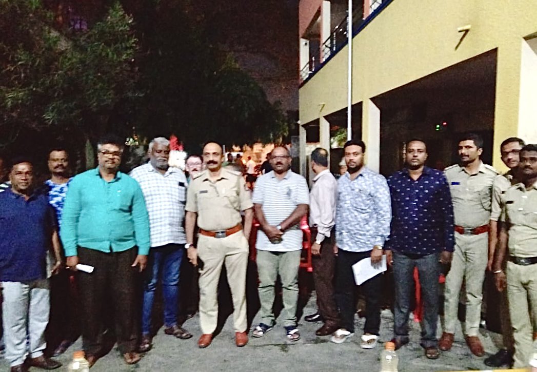 DigitalF0rensix's tweet photo. Great initiative by @BlrCityPolice @CPBlr   and CI Poonacha of @SrirampuraPSCTA for taking part in cyber crime awareness event at Ramachandrapura, Bangalore, conducted by the Karnataka People’s Association. #Bangalore #CYBER #Police #Awareness https://t.co/qiSZCyE71f