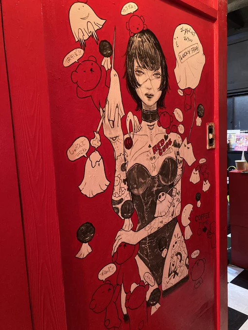 レッドキューブギャラリーの壁には雪駄の絵が描いてあります 