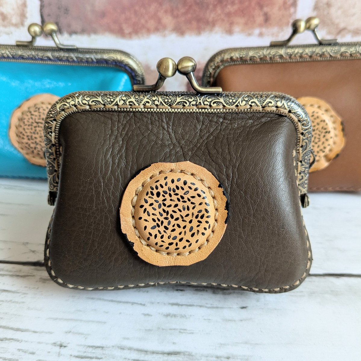 雪の日が続いています。
事故怪我ないように気をつけます🫡

12月8日(日)
BEILAB様へ納品させていただきました😊
最近、革を使ったデニムリメイクの投稿などを見ているせいか、
青色×茶色の
組み合わせが良い👍好きです💙🤎

と、いうわけで、
今回のくまキーホルダー
好きな色になりました