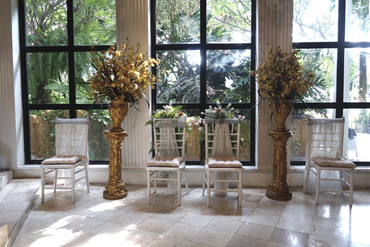 masih nggak nyangka tahun ini bisa wujudin impian gw utk nikah secara intimate &amp; under 30jt dg venue se cakep ini🥹🤍🙏🏻✨