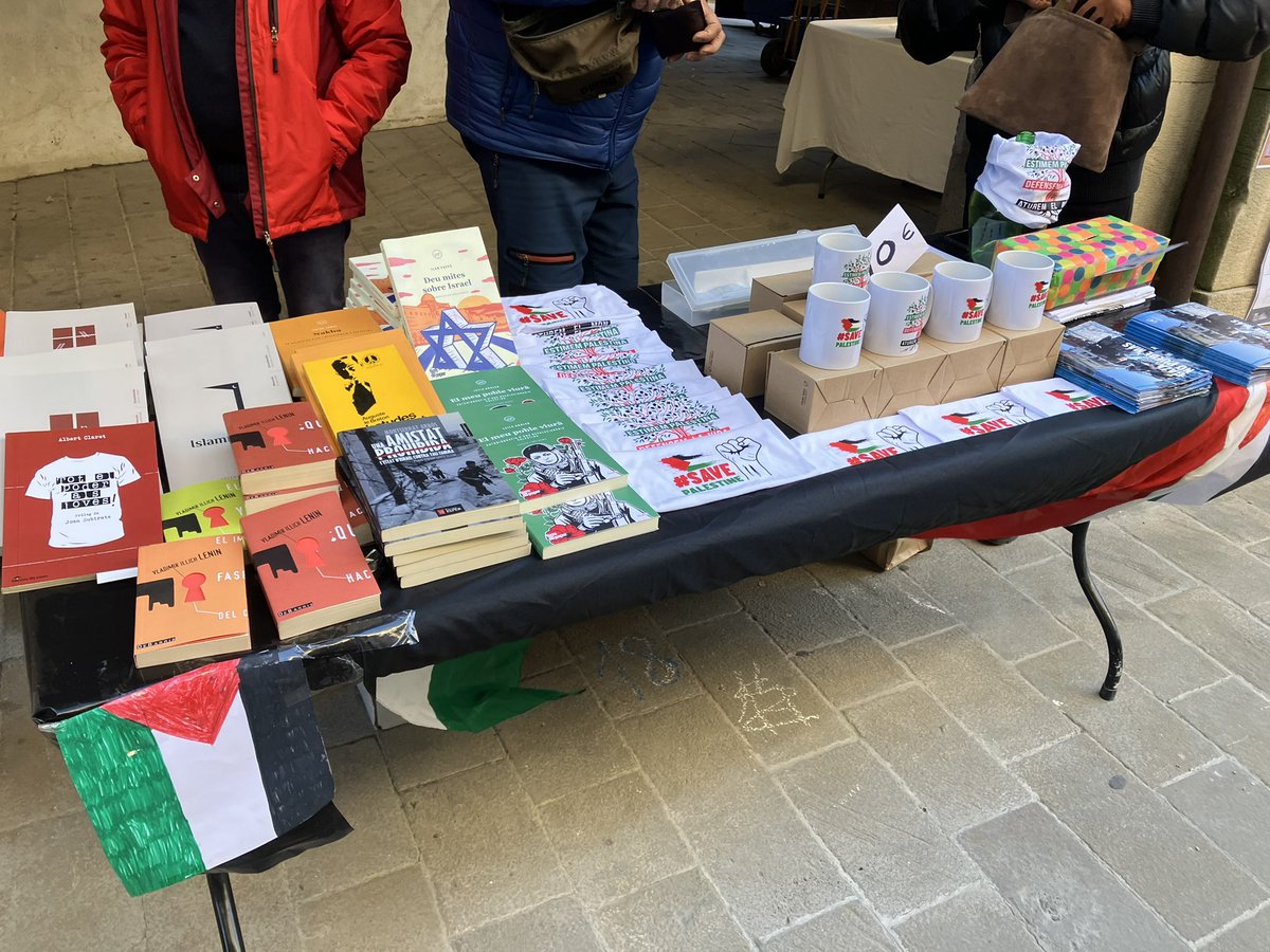 riberadelsio's tweet photo. Aquesta tarda ens podeu trobar al Mercat de #Nadal d’#Agramunt on podeu posar el vostre granet de sorra per dir prou al #Genocidi del poble palestí #BoicotIsrael #FreePalestine #Palestina #Gaza https://t.co/edqhAzT9Os