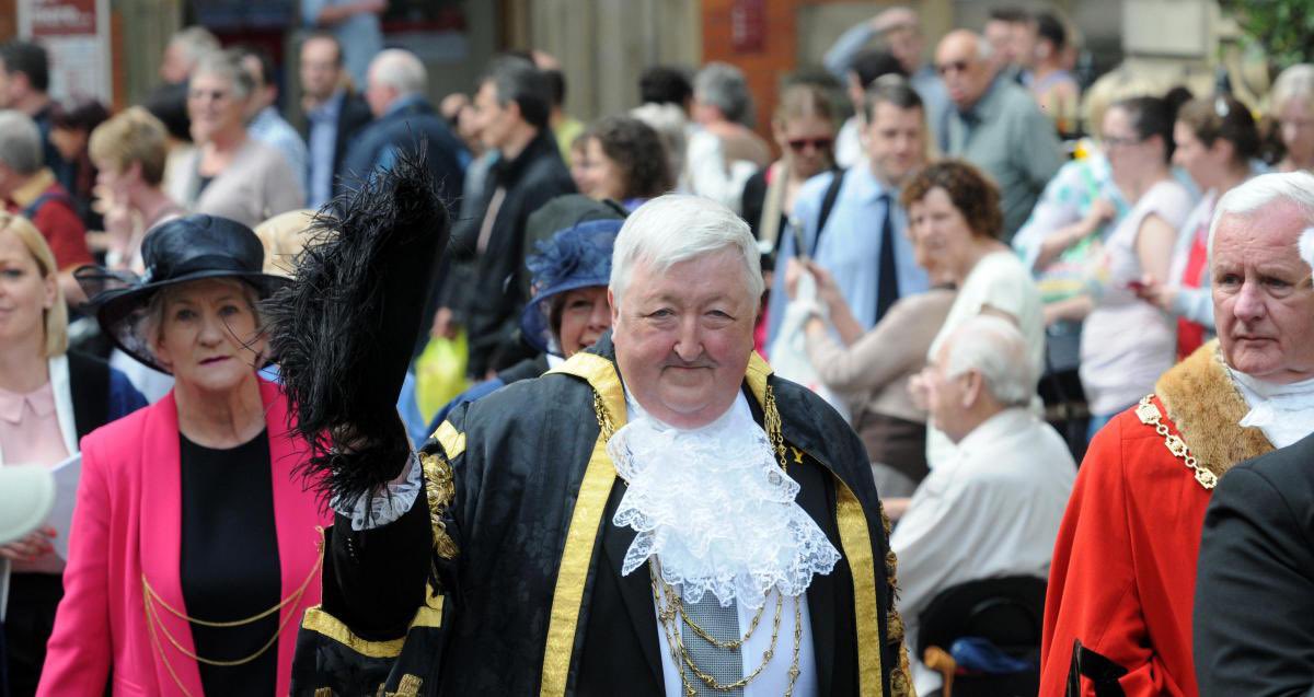 It has been confirmed that former Lord Mayor Ian Gillies has sadly died