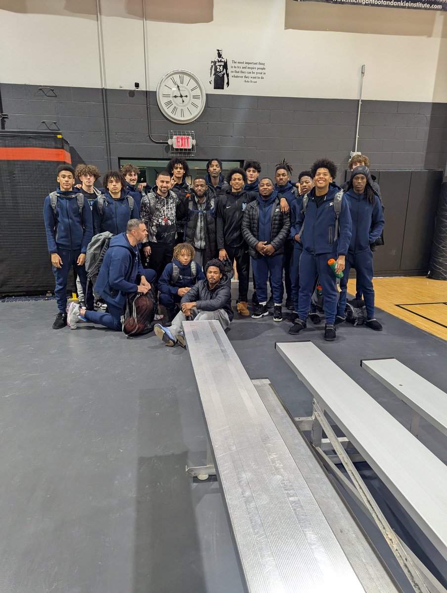 💙⚓🏀 Huge thanks to Dave and the team at <a href="/OaklandFldhse/">Oakland Fieldhouse</a> for hosting our Mona Shores Basketball team last night 🤲🏿 The facility was incredible, and the staff was top notch. We're grateful for the opportunity to practice in such an amazing environment! 💙⚓🏀 #SailorPride