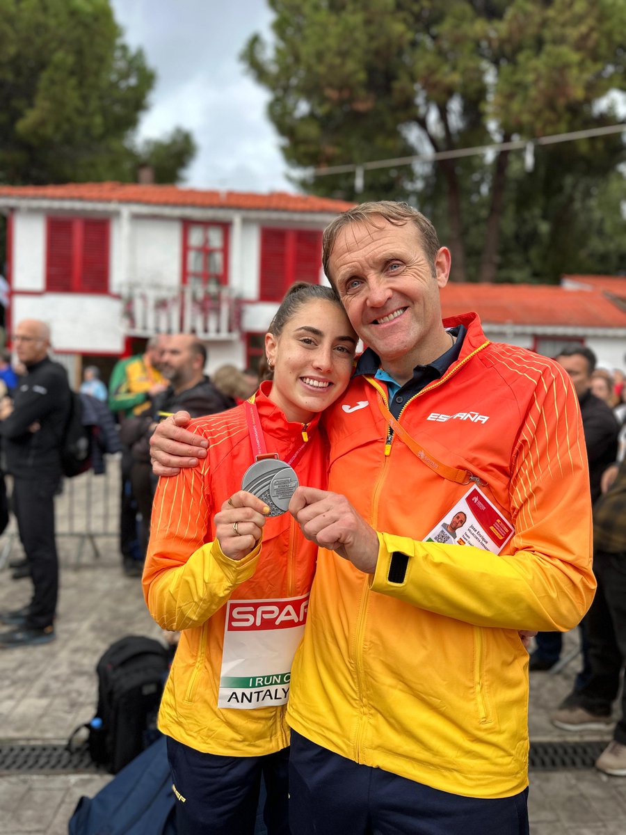 atletismoRFEA's tweet photo. 𝗤𝘂𝗲́ 𝗴𝘂𝘀𝘁𝗼 𝗱𝗮 𝘃𝗼𝗹𝘃𝗲𝗿𝗹𝗮 𝗮 𝘃𝗲𝗿 𝗲𝗻 𝘂𝗻 𝗽𝗼𝗱𝗶𝗼
𝐌𝐚𝐫𝐢́𝐚 𝐅𝐨𝐫𝐞𝐫𝐨, 𝐒𝐮𝐛𝐜𝐚𝐦𝐩𝐞𝐨𝐧𝐚 𝐝𝐞 𝐄𝐮𝐫𝐨𝐩𝐚 𝐒𝐮𝐛𝟐𝟑

Coleccionista de medallas 🇪🇺
2019 FOJE - Bakú 🥉 (3.000 m)
2021 CE-cross - Fingal-Dublín 🥈equipos sub20
2022 CE-cross - Piamonte 🥇sub20
2022 CE-cross - Piamonte 🥇equipos sub20
2023 CE-s23 - Espoo 🥈 (5000 m)
2023 CE-cross - Bruselas 🥉 equipos sub23
2024 CE-cross - Antalya 🥈 sub23

Enhorabuena igualmente a su entrenador @JoseEVillacorta
👏👏👏

#Eurocross 🇹🇷 #Antalya2024
#EspañaAtletismo #PasiónPorCompetir