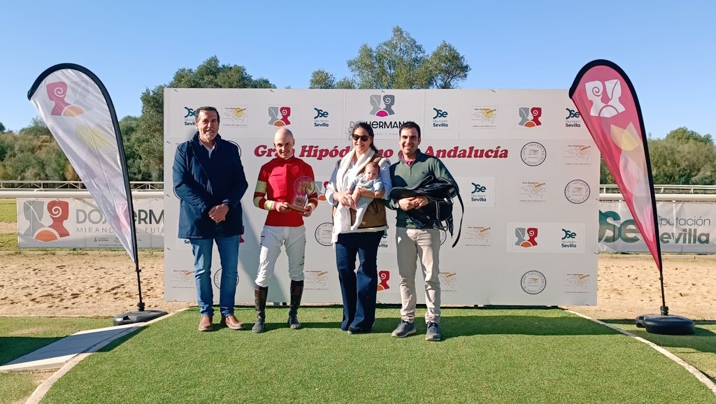 Gran Hipódromo de Andalucía - Dos Hermanas (@granhipodromo2h) on Twitter photo 🥇🏇WALKCZAK (FR) (9) gana el Premio Diputación de Sevilla <a href="/DIPUSEVI/">Diputación de Sevilla</a> (HÁNDICAP DIVIDIDO 3ª PARTE) - 1800 m.
👏🏻Enhorabuena al jockey <a href="/Nicodejulian/">Nicolás de Julián</a>, al preparador <a href="/DavidFarlete/">David Farlete</a> y a la cuadra JULIAN STABLES
🏆Entrega el trofeo D. Juan Antonio Vilches
#TurfHipódromo2H 🥇🏇WALKCZAK (FR) (9) gana el Premio Diputación de Sevilla <a href="/DIPUSEVI/">Diputación de Sevilla</a> (HÁNDICAP DIVIDIDO 3ª PARTE) - 1800 m.
👏🏻Enhorabuena al jockey <a href="/Nicodejulian/">Nicolás de Julián</a>, al preparador <a href="/DavidFarlete/">David Farlete</a> y a la cuadra JULIAN STABLES
🏆Entrega el trofeo D. Juan Antonio Vilches
#TurfHipódromo2H