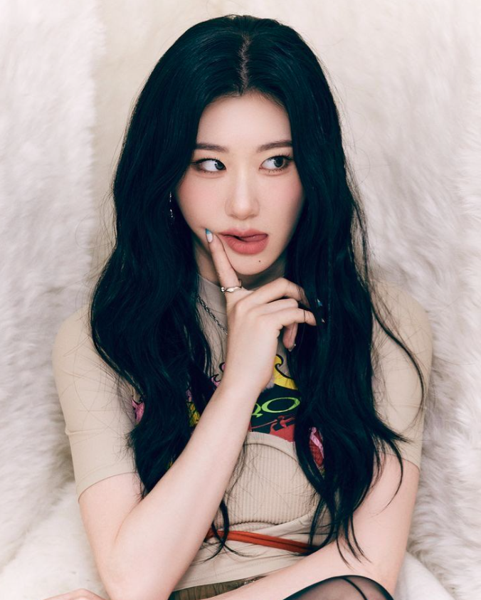 AboutMusicYT's tweet image. Chaeryeong of ITZY seemingly shows support for the protests of the President's impeachment.