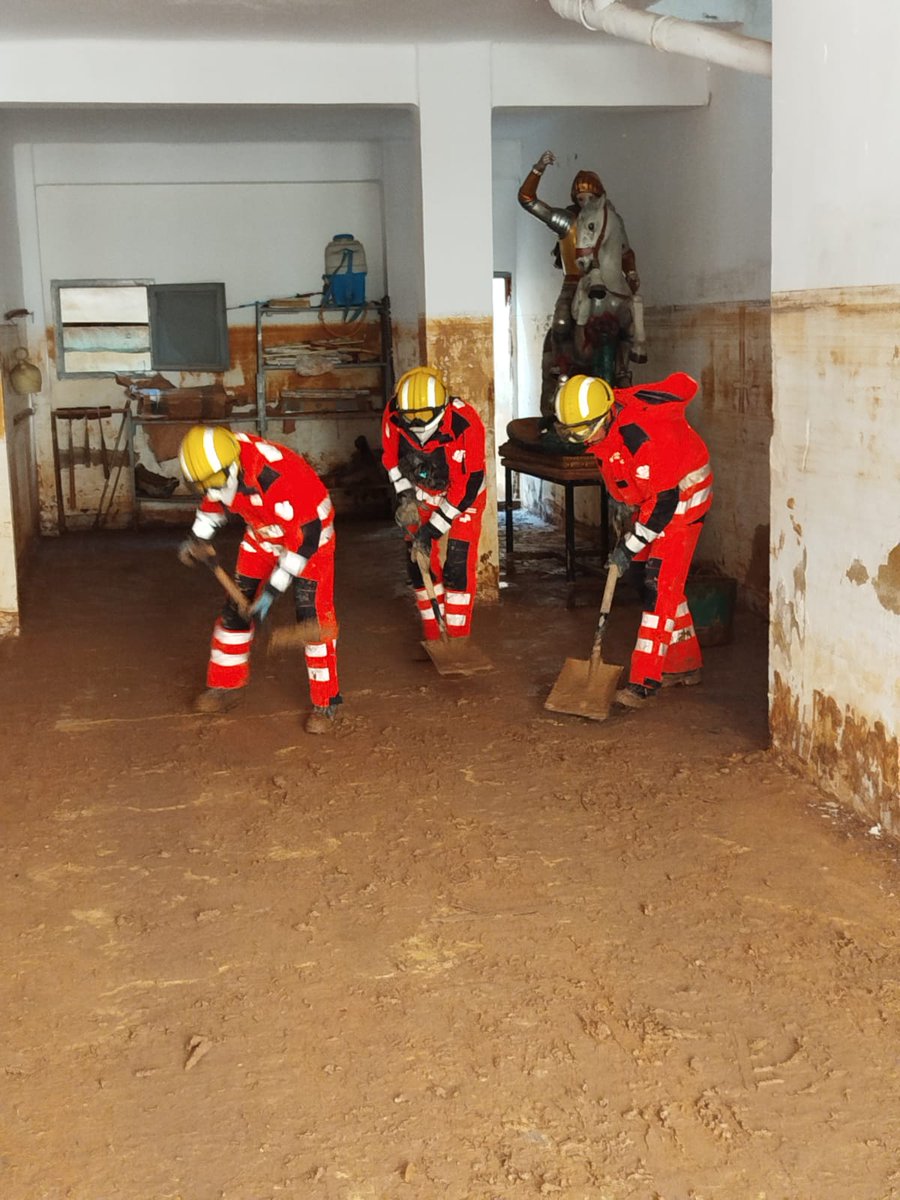 Amb el màxim respecte que tenim per les nostres tradicions  vam fer un treball especial en una planta baixa de Paiporta on es guardaven unes peanyes i un sant que esperem que s'haja pogut recuperar per al seu ús en les processons .

💪Continuem treballant sense descans perquè els