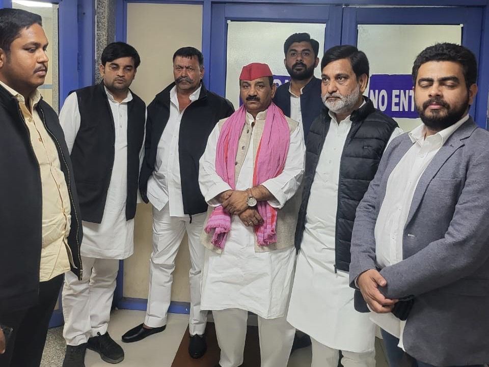 samajwadiparty's tweet photo. समाजवादी पार्टी, उत्तर प्रदेश
19, विक्रमादित्य मार्ग, लखनऊ
        प्रकाशन/प्रसारण हेतु-    दिनांकः08.12.2024
    समाजवादी पार्टी के प्रदेश अध्यक्ष श्री श्याम लाल पाल के नेतृत्व पर पार्टी नेताओं ने आज केजीएमयू के सर्जिकल वार्ड में बीते दिनों दुबग्गा भमरौली क्रासिंग मुर्दापुर लखनऊ पश्चिम में हुए एलपीजी सिलेडरों के धमाके में हुए घायलों से मुलाकात कर उनका हालचाल लिया।
    प्रदेश अध्यक्ष समाजवादी पार्टी श्री श्याम लाल पाल जी, के साथ समाजवादी अल्पसंख्यक सभा के प्रदेश अध्यक्ष शकील नदवी, लखनऊ महानगर अध्यक्ष फाखिर सिद्दीकी, प्रदेश सचिव समाजवादी पार्टी चौधरी मो0 मोहसिन, पूर्व प्रदेश अध्यक्ष यूथ ब्रिगेड मोहम्मद एबाद, नदीम बुखारी राष्ट्रीय उपाध्यक्ष यूथ बिग्रेड, प्रदेश सचिव यूथ ब्रिगेड नदीम क़ासिम, प्रदेश सचिव अल्पसंख्यक सभा शाह आलम, मो0 रईस प्रदेश सचिव अधिवक्ता सभा,जमाल खान प्रदेश सचिव अल्पसंख्यक सभा, मुमशाद खान प्रदेश सचिव अधिवक्ता सभा, महानगर उपाध्यक्ष प्रशांत यादव, मिर्जा जफर इकराम विधान सभा अध्यक्ष पश्चिम, अनीस लारी, राजवीर सिंह पूर्व कोषाध्यक्ष, एहतिशाम खान आदि ने भी घायलों से मिलकर शीघ्र स्वास्थ्य होने की कामना की।
दुर्घटना में घायलो में वासु गुप्ता, मोहित गुप्ता, सोमनाथ विश्वकर्मा बुरी तरह से घायल है तथा रंजीत चौरसिया की मृत्यु हो गयी।
        (राजेन्द्र चौधरी)
          मुख्य प्रवक्ता