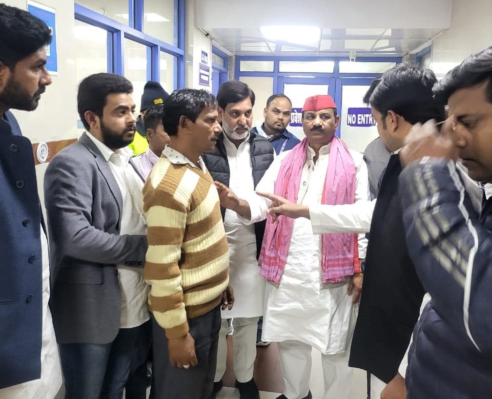 samajwadiparty's tweet photo. समाजवादी पार्टी, उत्तर प्रदेश
19, विक्रमादित्य मार्ग, लखनऊ
        प्रकाशन/प्रसारण हेतु-    दिनांकः08.12.2024
    समाजवादी पार्टी के प्रदेश अध्यक्ष श्री श्याम लाल पाल के नेतृत्व पर पार्टी नेताओं ने आज केजीएमयू के सर्जिकल वार्ड में बीते दिनों दुबग्गा भमरौली क्रासिंग मुर्दापुर लखनऊ पश्चिम में हुए एलपीजी सिलेडरों के धमाके में हुए घायलों से मुलाकात कर उनका हालचाल लिया।
    प्रदेश अध्यक्ष समाजवादी पार्टी श्री श्याम लाल पाल जी, के साथ समाजवादी अल्पसंख्यक सभा के प्रदेश अध्यक्ष शकील नदवी, लखनऊ महानगर अध्यक्ष फाखिर सिद्दीकी, प्रदेश सचिव समाजवादी पार्टी चौधरी मो0 मोहसिन, पूर्व प्रदेश अध्यक्ष यूथ ब्रिगेड मोहम्मद एबाद, नदीम बुखारी राष्ट्रीय उपाध्यक्ष यूथ बिग्रेड, प्रदेश सचिव यूथ ब्रिगेड नदीम क़ासिम, प्रदेश सचिव अल्पसंख्यक सभा शाह आलम, मो0 रईस प्रदेश सचिव अधिवक्ता सभा,जमाल खान प्रदेश सचिव अल्पसंख्यक सभा, मुमशाद खान प्रदेश सचिव अधिवक्ता सभा, महानगर उपाध्यक्ष प्रशांत यादव, मिर्जा जफर इकराम विधान सभा अध्यक्ष पश्चिम, अनीस लारी, राजवीर सिंह पूर्व कोषाध्यक्ष, एहतिशाम खान आदि ने भी घायलों से मिलकर शीघ्र स्वास्थ्य होने की कामना की।
दुर्घटना में घायलो में वासु गुप्ता, मोहित गुप्ता, सोमनाथ विश्वकर्मा बुरी तरह से घायल है तथा रंजीत चौरसिया की मृत्यु हो गयी।
        (राजेन्द्र चौधरी)
          मुख्य प्रवक्ता