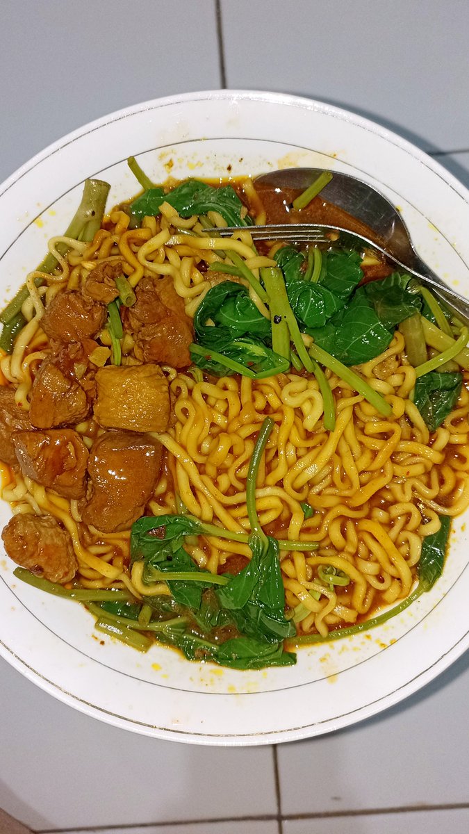 iamyourday's tweet photo. @FOODFESS2 Gak ada sawi, kangkung pun jadi https://t.co/NfiLTIt2j5