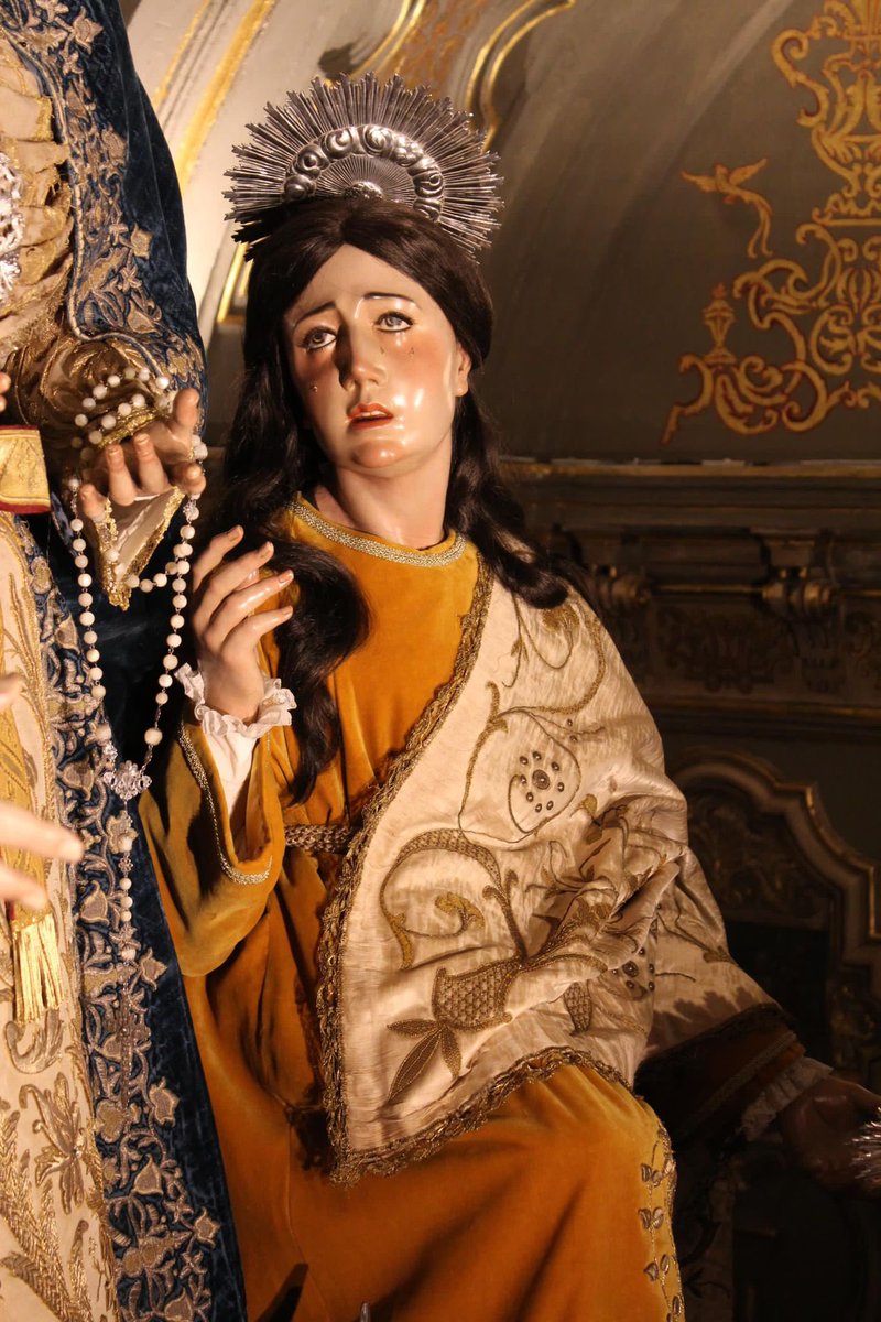 En la mañana de hoy, Nuestra Señora de la Piedad amanece ataviada acompañada de San Juan Evangelista, María Magdalena, María Salomé y María de Cleofás con motivo de la Solemnidad de la Inmaculada Concepción y el tiempo de adviento.