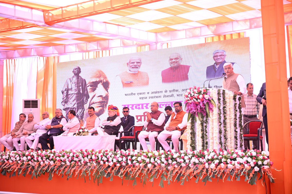 gssjodhpur's tweet photo. देश के ‘वर्तमान लौह पुरुष’ ने आज जोधपुर में भारत को एक राष्ट्र का रूप देने वाले लौह पुरुष पूज्य सरदार वल्लभ भाई पटेल जी की आ��मक़द प्रतिमा का अनावरण किया।

सर्किट हाउस के समीप स्थापित यह प्रतिमा एक महती जनाकांक्षा का स्वरूप है। 
भाजपा जोधपुर शहर द्वारा आयोजित शानदार समारोह अपने उद्देश्य में सफल रहा। आदरणीय गृहमंत्री जी का मार्गदर्शन हम कार्यकर्ताओं को उत्साहित कर गया।

@AmitShah