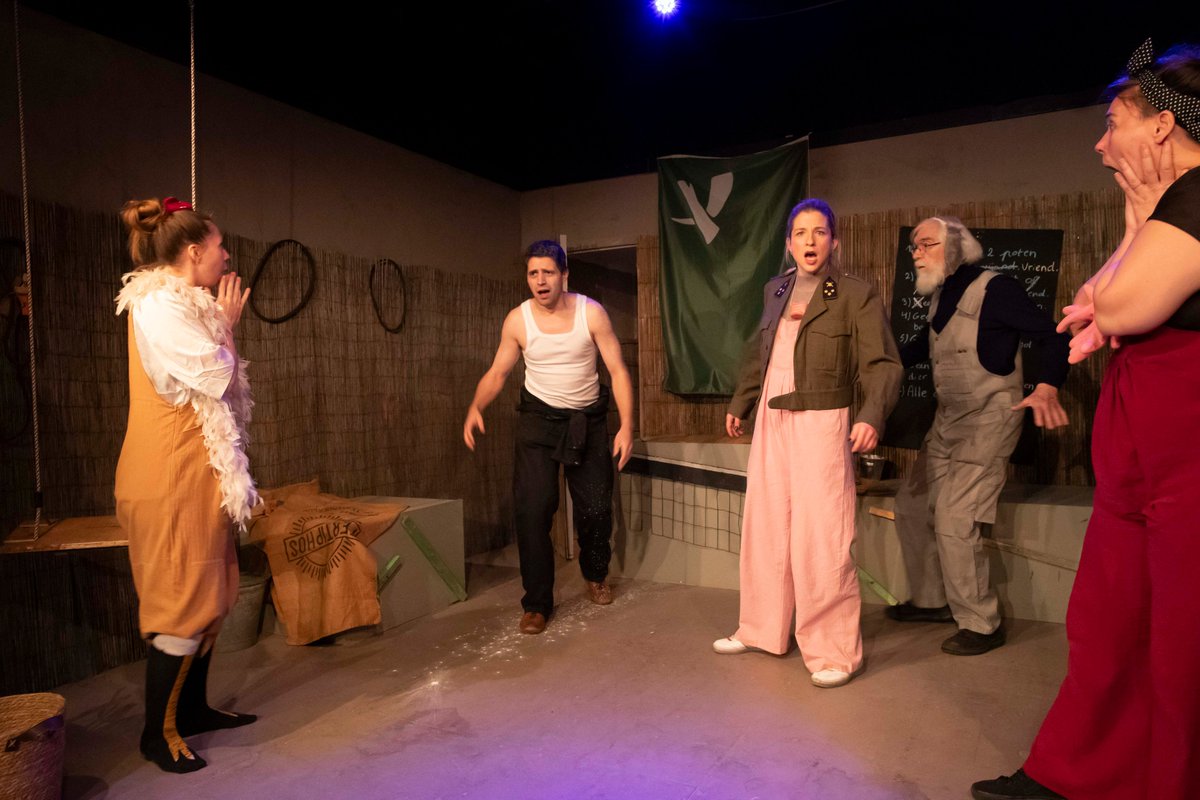 MichelHalin's tweet photo. ANIMAL FARM, klassieker uit de Engelse literatuur, nu op de planken van het Seeftheater in Antwerpen.  Negen van de twaalf vertoningen zijn uitverkocht maar er zijn nog enkele tickets beschikbaar voor 14, 20 en 21/12 .  Reserveer snel via https://t.co/uY6Q5jqFL9. https://t.co/1cplmCWWDX
