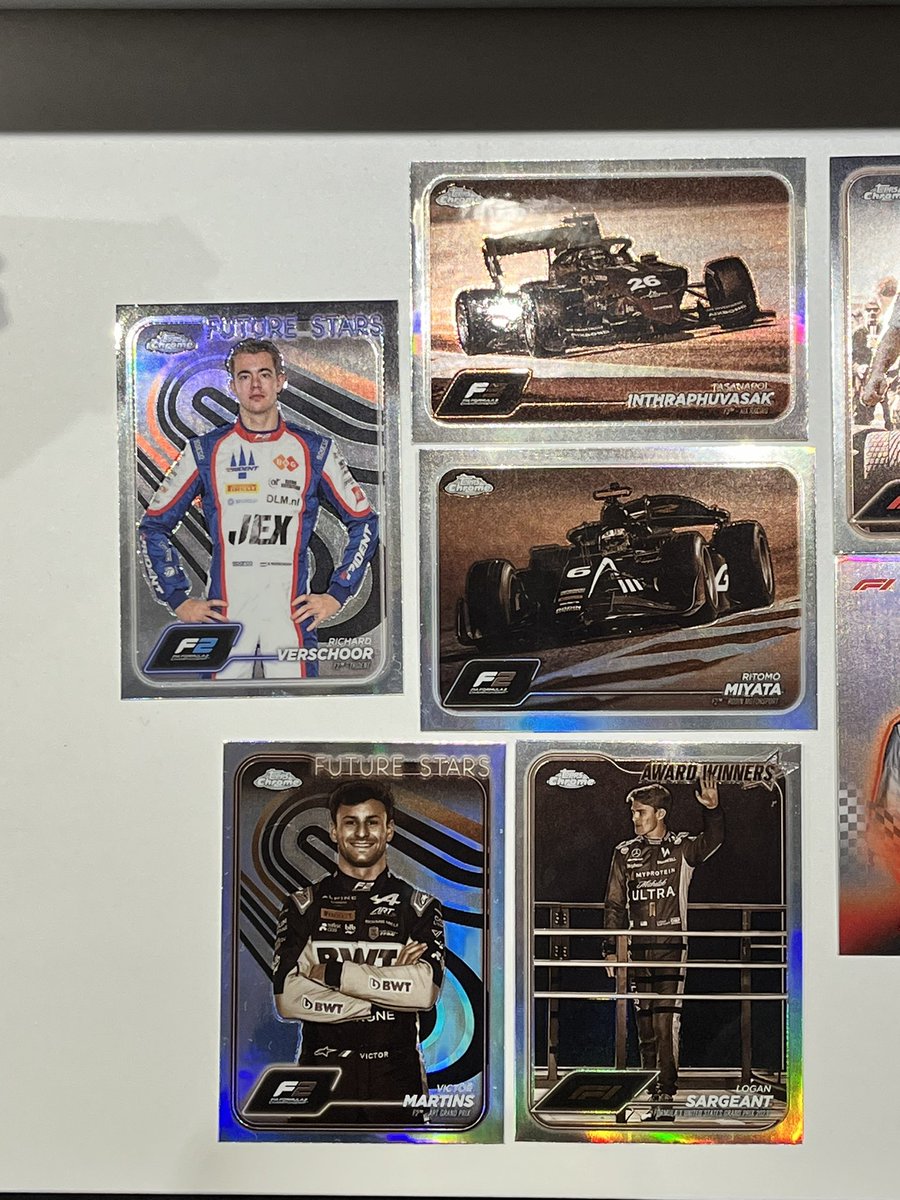 boucledor75's tweet photo. Ouverture d’un blaster #ToppsF1 de 2024 pour le dernier grand prix de la saison 😊 Les inserts Legends sont sympa même si pas sous licence, les speed demons sont de plus en plus épurés et l’insert Helmet fait son apparition 🤗 #cardsaddict #toppsf1 #theHobby https://t.co/VXT5T7SnH6