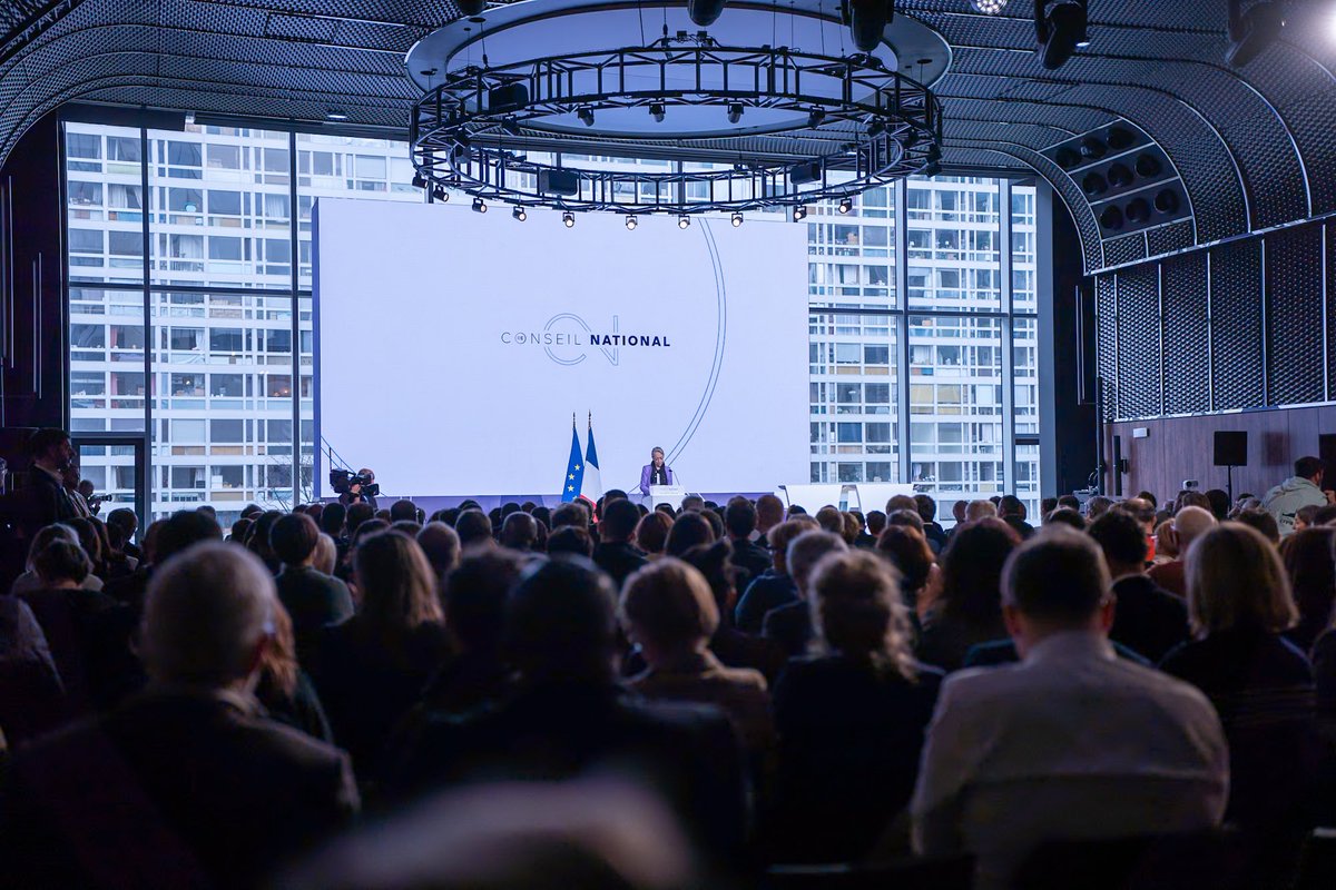 Elisabeth_Borne's tweet photo. Les défis sont immenses. 

Soyons les artisans de ce nouvel élan. Ensemble, bâtissons l’avenir de notre mouvement et de notre pays.

Merci à toutes et à tous pour votre présence aujourd’hui. Au travail ! https://t.co/0OaGdvjjlv