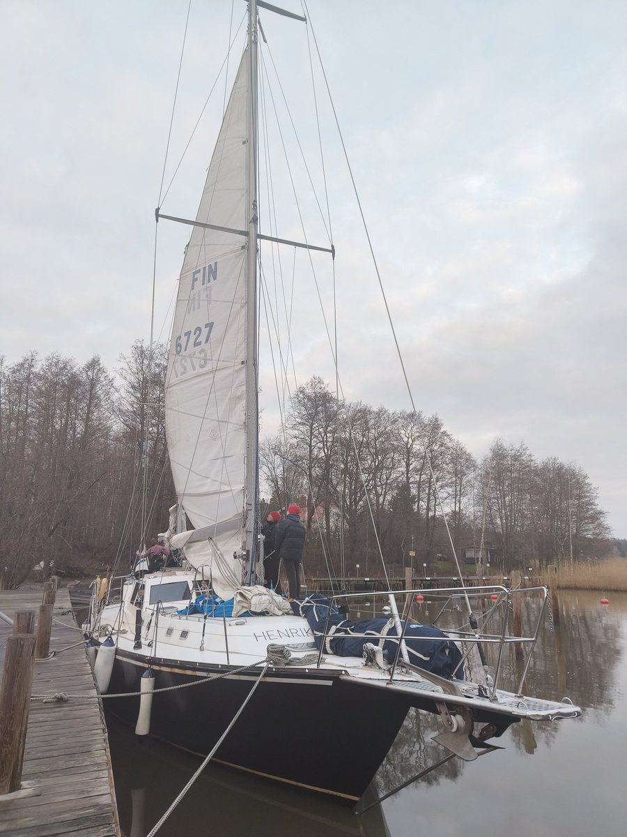 sy_henrika's tweet photo. Alus on saapunut kotisatamaan. Loppupäivä meneekin huoltohommissa, sillä alus laitetaan nyt talviteloille. #partioscout #purjehdus https://t.co/Z2OAk6N1J6