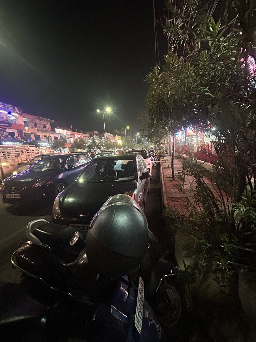 dineshkayala's tweet photo. @RCKTRAFFIC @Nacharamps traffic at #valuezone hyper market Nacharam is horrible, they are forcing vechiles to park on road which is causing traffic jam. Also there are no metal detectors which is a security concern. Riding from Nacharam to HM nagar is taking 14-20 minutes. Pls tc https://t.co/YM8LmhrsCn